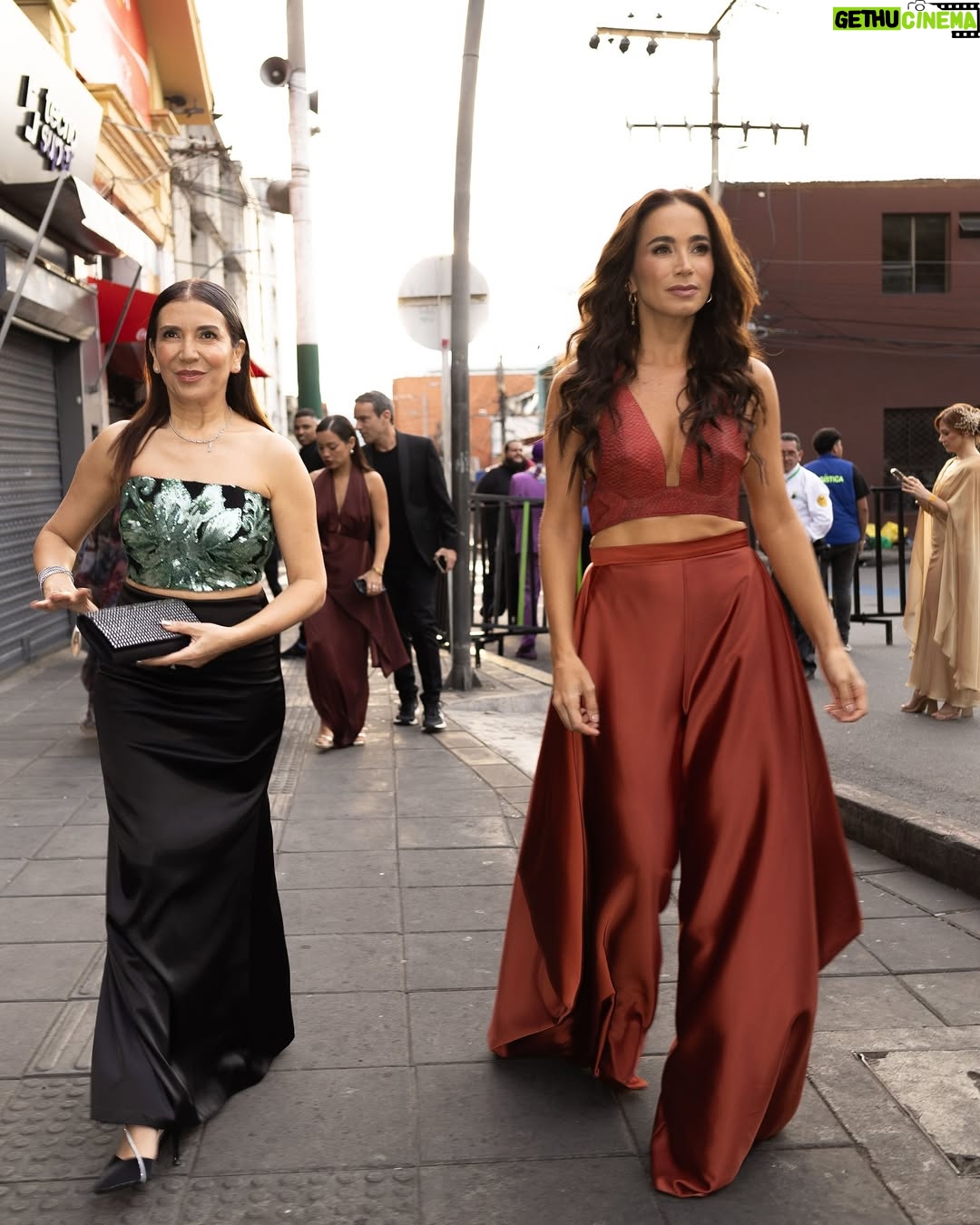 Majida Issa - 43.3K Likes - Para mí @elboleroderuben es mucho más que una obra cinematográfica… es un homenaje a los sueños compartidos, al amor incondicional, a la amistad a prueba de todo!
🎬El primer musical en la historia del cine colombiano ganó el premio del público! Que regalo más valioso e importante nos han dado. Gracias por votar de manera honesta y por abrirle el camino al cine musical latinoamericano.
🎬 A todo el equipo del Bolero: mi amor y agradecimiento por su trabajo disciplinado, comprometido y consciente. Es un placer trabajar con profesionales como ustedes! No sé muy bien de qué se trata la industria, pero si sé que de esto se trata el arte: de construir en equipo!
🎬 Gracias @jorgeduquevelez y @santini_es por permitirme ser la primera en vestir una pieza preciosa de su nueva colección #lavorágine , por la horimiguita de esmeralda repleta de amor y por reflejar afuera de esa manera tan virtuosa lo que pasa adentro.
🎬 Gracias Mona @leidytorresarboleda por tus hermosos zapatos. Tu generosidad me hizo caminar la alfombra roja de los premios macondo feliz!
🎬 Mi maquillaje es de la dulce y talentosa @sparklybeauty1
🎬Estás hermosas fotos son de @dave.esparragoza
🎬Gracias @academiacolcine por esta inolvidable noche!