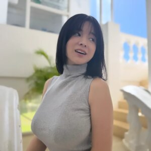 Makoto Sanada Instagram - NewDVDより私服パートから
南国でハイネックは暑いて〜🥵💕