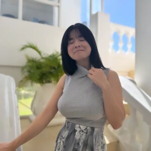 Makoto Sanada Instagram - NewDVDより私服パートから
南国でハイネックは暑いて〜🥵💕