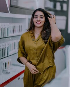 Actress Malavika Menon HD Photos and Wallpapers March 2025