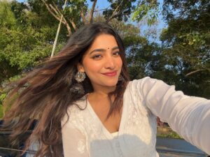 Malavika Sreenath Instagram - From my desi drafts 🪷🫧🦚 
Was missing my desi self a bit much.. 

And also, for the sake of this song! 🤍🎶