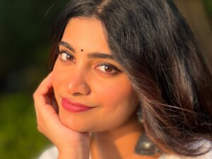 Malavika Sreenath Instagram - From my desi drafts 🪷🫧🦚 
Was missing my desi self a bit much.. 

And also, for the sake of this song! 🤍🎶
