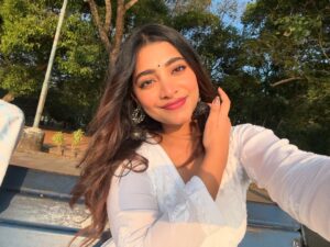 Malavika Sreenath Instagram - From my desi drafts 🪷🫧🦚 
Was missing my desi self a bit much.. 

And also, for the sake of this song! 🤍🎶