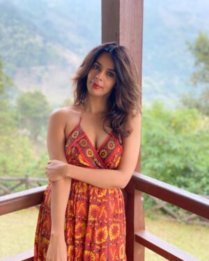 Mallika Sherawat Instagram - Bold,unwavering & full of possibility ✨
.
.
.
.
.
.
.
.
.
 #mountainmonday #riseandconquer #mondaymotivation #freshstart #alwayssmile #healthymind #focus #nextproject #innerpeace #possibilities #allset #ilovemyteam #alwayspositive