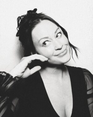 Mamrie Hart Instagram - Oh collagen? I simply hear the call o’ gin! 🏁 Made cocktails and new friends at the Supper Club for @createcultivate ✨ First time behind a bar in a decade. Honestly? It felt right.  And now I’m rightly in bed before midnight.