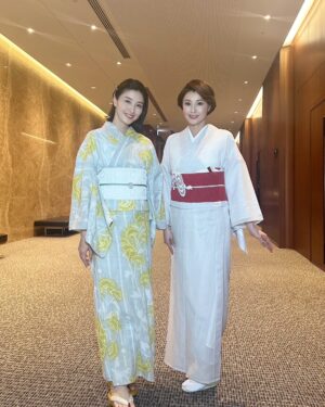 Manami Hashimoto Instagram - 昨日は藤原紀香さんと、BIGLOBE「第16回みんなで選ぶ温泉大賞」の授賞式でご一緒させていただきました🥰
紀香さん美しかった😍
そして魅力的な温泉もたくさん紹介されました(^｡^)
私も温泉はよく行くのですが、まだまだ行っていないところもたくさんあるので一つずつチェックしてみます♪
皆さんもぜひ💓

浴衣
@mimatsu.shara.kimono