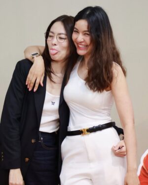 Maneerat Kam-Uan Instagram - ขอบคุณทุกคนที่่มาด้วยใจ บางคนเดินทางไกลมาจากตจว. และกับทุกคนที่ส่งใจมา เพราะพท.จำกัด แต่อย่าเสียใจไปเลย ... 
เพราะทุกคนให้ความรัก เราเลยได้มาอยู่ตรงนี้ 🧡
ขอบคุณที่ซัพพอร์ตค่ะ

#aepraewmeetdayxglonair