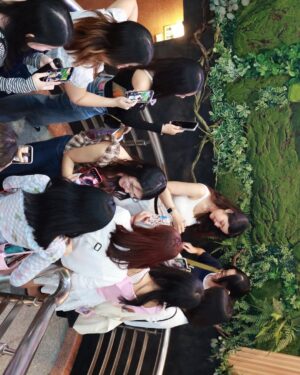Maneerat Kam-Uan Instagram - ขอบคุณทุกคนที่่มาด้วยใจ บางคนเดินทางไกลมาจากตจว. และกับทุกคนที่ส่งใจมา เพราะพท.จำกัด แต่อย่าเสียใจไปเลย ... 
เพราะทุกคนให้ความรัก เราเลยได้มาอยู่ตรงนี้ 🧡
ขอบคุณที่ซัพพอร์ตค่ะ

#aepraewmeetdayxglonair