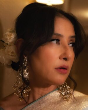 Manisha Koirala Instagram - Main jeeti rahi, jeeti rahi,
Aur aaine ka chehra badalta raha.”
(I kept living…
And the face in the mirror kept changing.)
The reason I love this poem by #meenakumari ji is so relevant n timeless..it beautifully captures the passage of time and the transient nature of life and identity.
Her poems are melancholic yet profoundly beautiful. 
😍 🙏🏻🌺
H&M @ambereenyusuf 
📸 @shefalikhan_
Managed by @urvashizala
