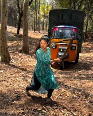 Mansi Joshi Instagram - Fierce, fearless and unstoppable I am and wishing every women will be ❤️❤️‍🔥 
Some shots during my Bhairavi shoot 🎥

Picture credits @thenameis__praju_yash__57 😍

#mansijoshi #womenpower #fierce