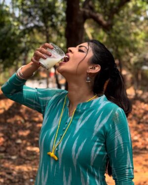Mansi Joshi Instagram - Fierce, fearless and unstoppable I am and wishing every women will be ❤️❤️‍🔥 
Some shots during my Bhairavi shoot 🎥

Picture credits @thenameis__praju_yash__57 😍

#mansijoshi #womenpower #fierce