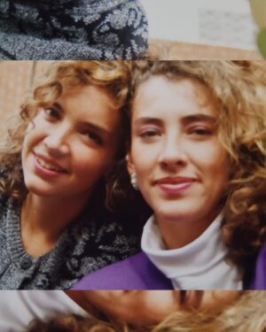 Marcela Carvajal Instagram - Esto es un total #tbt mi hermana @alexandracarvajal624 y yo.  18 y 19 años.  Unos meses antes de su accidente.  My sister and me some months before her accident.  18 and 19 years old.
