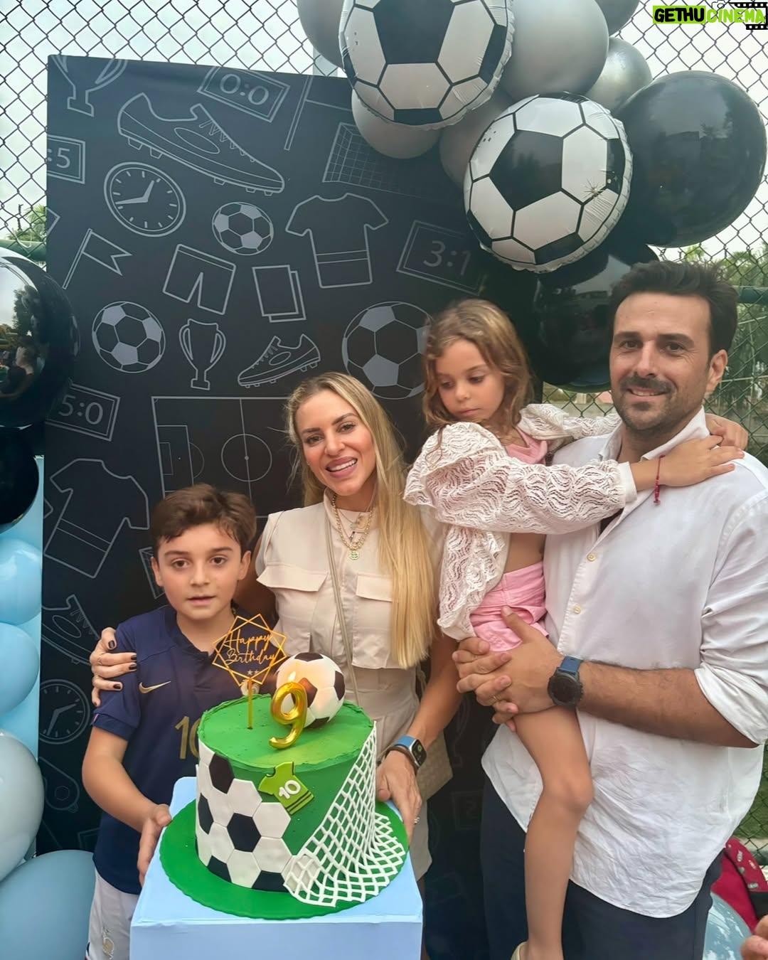 Marcela Ruete - 10.8K Likes - Feliz cumpleaƱos al niƱo de mi vida. A mi rey precioso. El mĆ”s divertido, sincero, ocurrido, y feliz!! Desde que naciste sorprendiste a todos. DespuĆ©s de haber tenido por cesĆ”rea a Cay, dos aƱos despuĆ©s naciste parto natural, sin anestesia š«£. Sanito y feliz. Como nos dijo el Dr cuando saliste ā este niƱo es un toroā jajajajjaj . Que siempre seas feliz, alegre, y agradecido. Te queremos