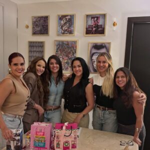 Marcela Ruete Instagram - Qué lindo verlas !! Aunque sea 1 vez al año vale la pena 
@erikavelez @flor_mpalomeque @ceciliacascante @daniela_baque @kattygarciam