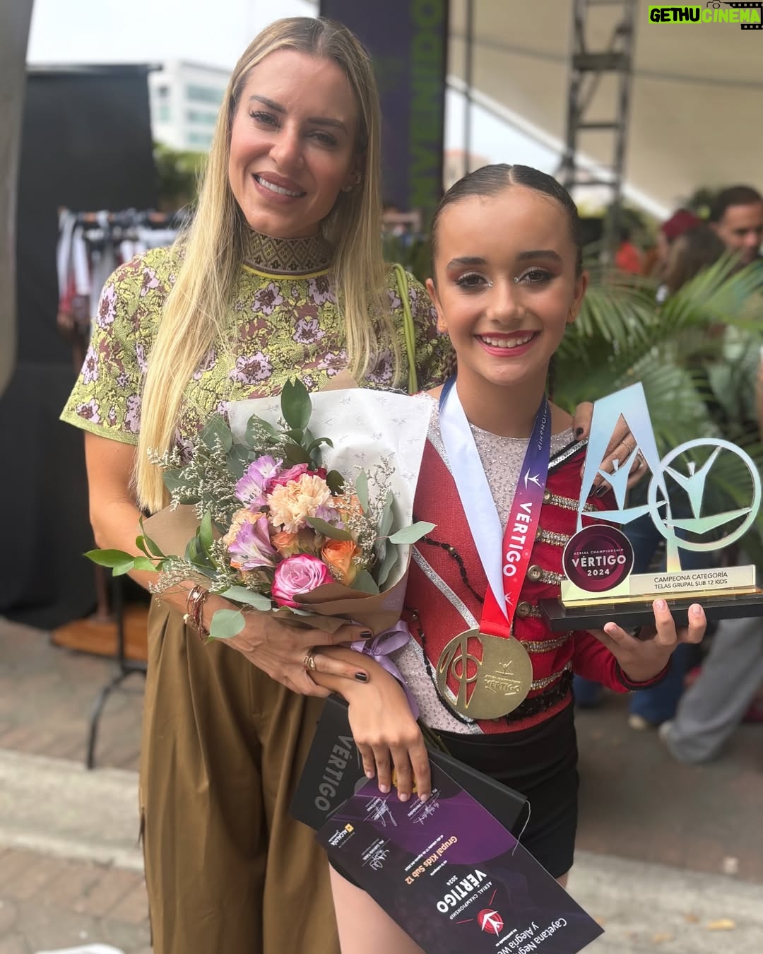 Marcela Ruete - 8.7K Likes - El otro dĆa no les compartĆ mucha fotos de mi ganadora linda. Ha sido un semana intensa con ciertas preocupaciones entonces he estado medio desparecida. Pero lo mĆ”s importante confiando en Dios mĆ”s q nunca.
Miren , Mi Cay despuĆ©s de mucho esfuerzo se presentó en una competencia de telas, que ama, y se ganó una sĆŗper medalla. No sabes mi chochera. EstĆ” aprendiendo que con esfuerzo y determinación logra lo que quiera en esta vida loca. ā¤ļø