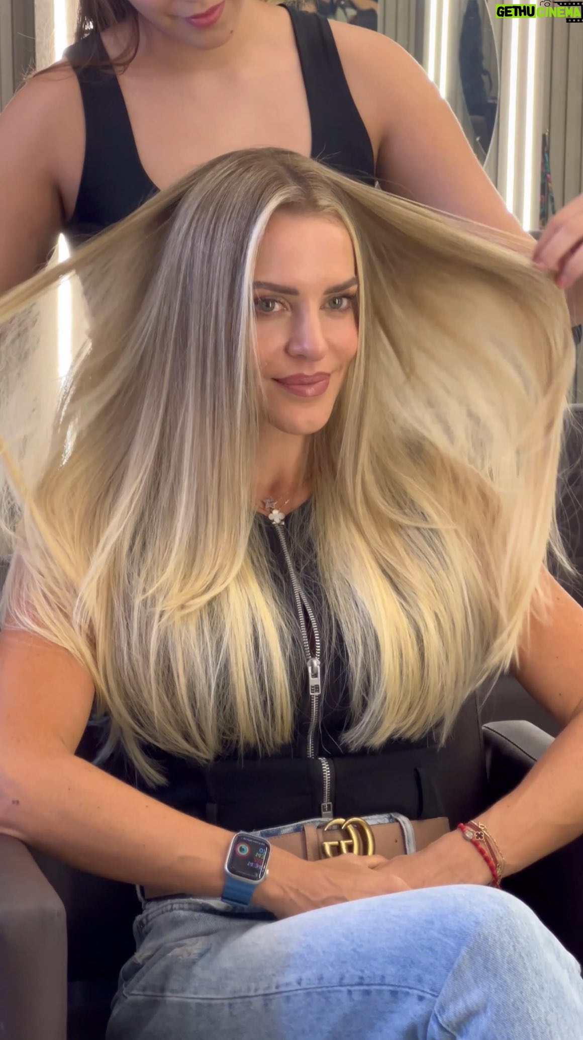 Marcela Ruete - 7.1K Likes - Ameeee este cambio de look. Mi pelo largo necesitaba un cambio urgente, y caí en las manos de esta genia @jessysoriano.ec que me encantó como trabajo en cada detalle del color de mi pelo 💇♀️ .