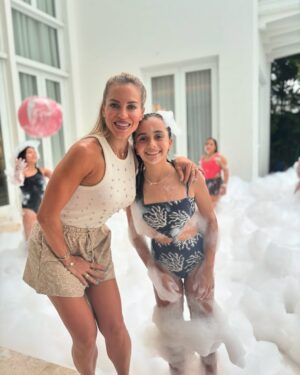 Marcela Ruete Instagram - Que viva la reina de mi vida!! La que empezó a hacerse notar desde la panza ❤️ y la que me enseña todos los días a ser mamá. Te queremos mi reina