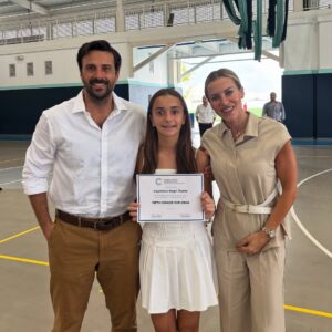 Marcela Ruete Instagram - Mi niña graduada de primaria. No entiendo en qué momento? Me acuerdo el día q empezó colegio tenía 1 año 8 meses, y Derrepente ya está graduándose de primaria. Así pasa el tiempo. Volando. Disfrutemos todas las etapas ❤️