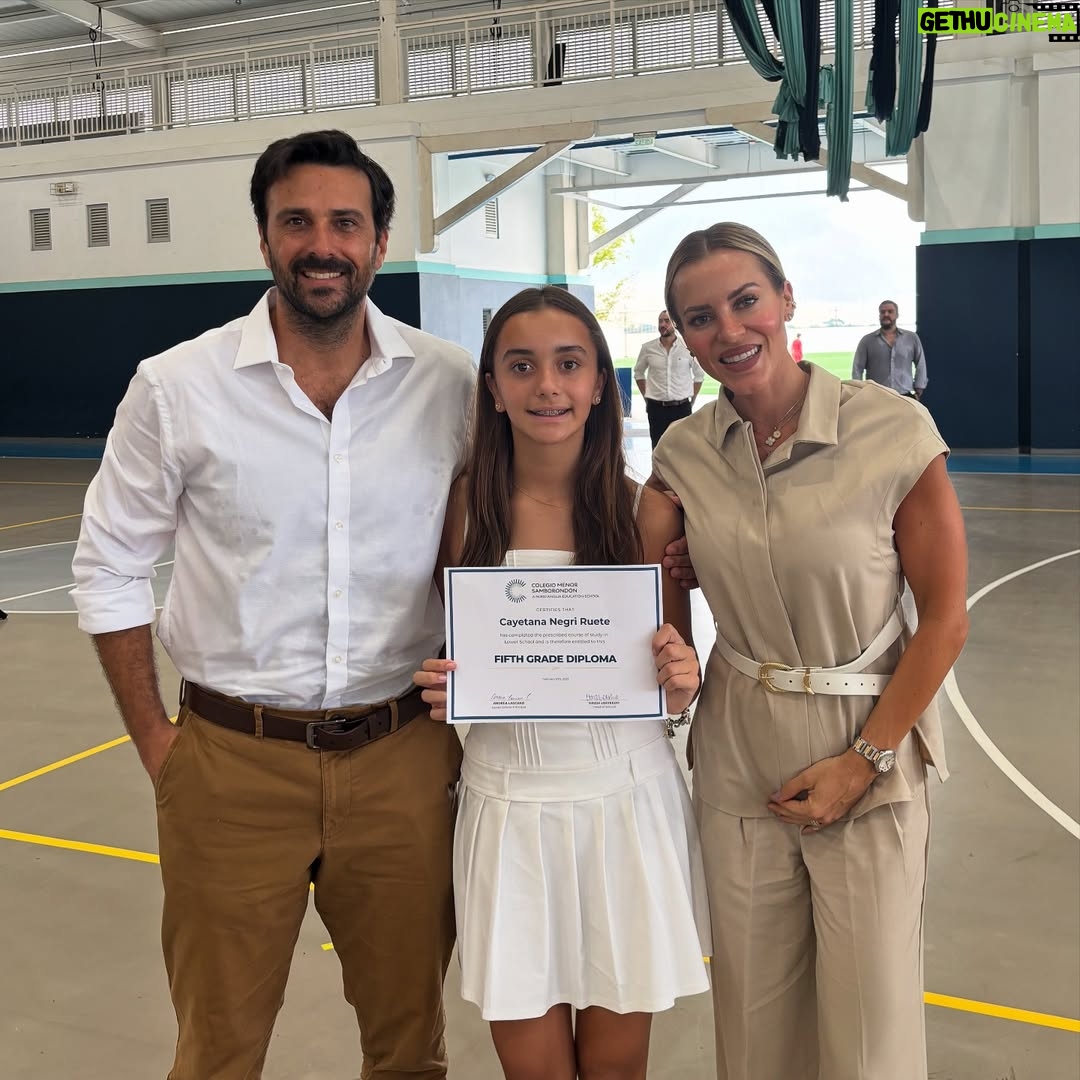 Marcela Ruete - 14.9K Likes - Mi niƱa graduada de primaria. No entiendo en quĆ© momento? Me acuerdo el dĆa q empezó colegio tenĆa 1 aƱo 8 meses, y Derrepente ya estĆ” graduĆ”ndose de primaria. AsĆ pasa el tiempo. Volando. Disfrutemos todas las etapas ā¤ļø