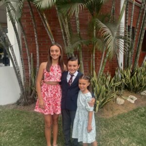 Marcela Ruete Instagram - Un día muy especial es la familia negri Ruete. Hoy fran hizo su primera comunión, significa mucho para nosotros ❤️❤️