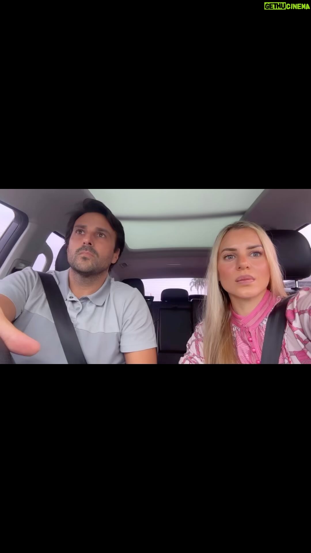 Marcela Ruete - 10.3K Likes - Cuando vas con tu pareja en el carro y sientes que tiene cabeza giratoria . Es un don que tienen los hombres…..que mirarán??? Los leo