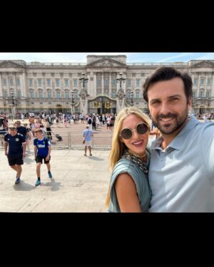 Marcela Ruete Instagram - Adivinen cuantos años cumplimos hoy de amarrados? 20!!!!!!!!!!!!!!! Es una locura. Hace veinte años nos amarramos por primera vez. Y miren donde estamos hoy. Viviendo en Ecuador, con 3 hijos. El tiempo vuela definitivamente. La clave está en disfrutar cada día juntos. ❤️❤️❤️❤️