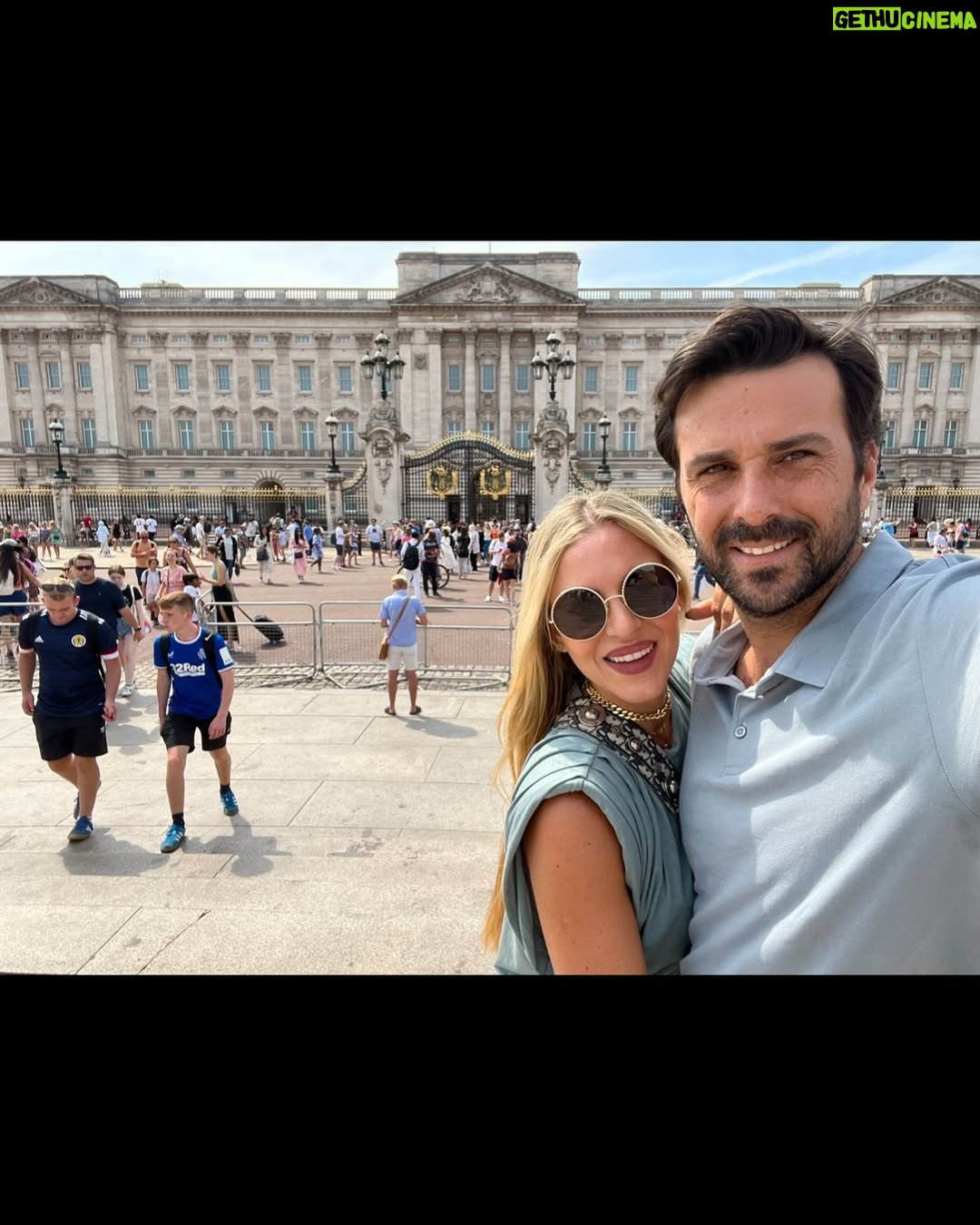 Marcela Ruete - 6.6K Likes - Adivinen cuantos aƱos cumplimos hoy de amarrados? 20!!!!!!!!!!!!!!! Es una locura. Hace veinte aƱos nos amarramos por primera vez. Y miren donde estamos hoy. Viviendo en Ecuador, con 3 hijos. El tiempo vuela definitivamente. La clave estĆ” en disfrutar cada dĆa juntos. ā¤ļøā¤ļøā¤ļøā¤ļø