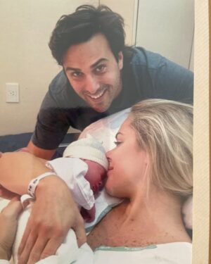 Marcela Ruete Instagram - Encontré esta foto. La más linda. Nacimiento de Cay. La que me enseñó a ser mamá. No sabeeeen lo que sentía en ese momento. Fue un parto de emergencia porque tenía placenta previa, y empecé a sangrar 5 am. Así que el dr me dijo que vaya corriendo a la clínica que creía que ya iba a nacer. Creo que nadie está preparada a ser mamá. Estaba en argentina sin Mi familia , la verdad me costó muchísimo. Pero lo que dicen siempre es cierto, la intuición de la madre, síguela y el bebé estará bien. Lo más fuerte de todo es que ya pasaron casi 11 años de esto. Cómo puede ser que todo pasa tan rápido. Lo que me deja esto es muy claro, no tenemos que hacernos problemas por tonteras, todo pasa en esta vida la bueno y lo no tan bueno. Así que disfrutemos el hoy. El mañana es anecdótico y solo un recuerdo. Que tengan una linda semana mi gente hermosa ⭐️⭐️⭐️⭐️
