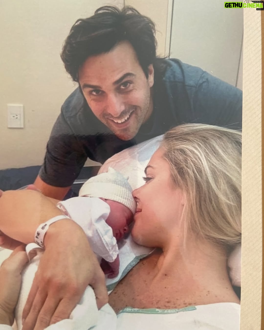 Marcela Ruete - 11.2K Likes - EncontrĆ© esta foto. La mĆ”s linda. Nacimiento de Cay. La que me enseñó a ser mamĆ”. No sabeeeen lo que sentĆa en ese momento. Fue un parto de emergencia porque tenĆa placenta previa, y empecĆ© a sangrar 5 am. AsĆ que el dr me dijo que vaya corriendo a la clĆnica que creĆa que ya iba a nacer. Creo que nadie estĆ” preparada a ser mamĆ”. Estaba en argentina sin Mi familia , la verdad me costó muchĆsimo. Pero lo que dicen siempre es cierto, la intuición de la madre, sĆguela y el bebĆ© estarĆ” bien. Lo mĆ”s fuerte de todo es que ya pasaron casi 11 aƱos de esto. Cómo puede ser que todo pasa tan rĆ”pido. Lo que me deja esto es muy claro, no tenemos que hacernos problemas por tonteras, todo pasa en esta vida la bueno y lo no tan bueno. AsĆ que disfrutemos el hoy. El maƱana es anecdótico y solo un recuerdo. Que tengan una linda semana mi gente hermosa āļøāļøāļøāļø