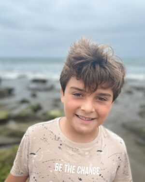 Marcela Ruete Instagram - Feliz cumpleaños al niño de mi vida. A mi rey precioso. El más divertido, sincero, ocurrido, y feliz!! Desde que naciste sorprendiste a todos. Después de haber tenido por cesárea a Cay, dos años después naciste parto natural, sin anestesia 🫣. Sanito y feliz. Como nos dijo el Dr cuando saliste “ este niño es un toro” jajajajjaj . Que siempre seas feliz, alegre, y agradecido. Te queremos