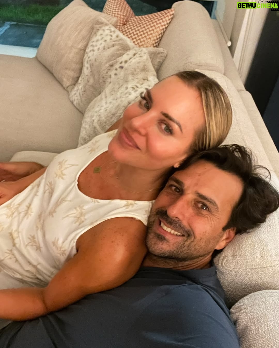 Marcela Ruete - 6.6K Likes - Adivinen cuantos aƱos cumplimos hoy de amarrados? 20!!!!!!!!!!!!!!! Es una locura. Hace veinte aƱos nos amarramos por primera vez. Y miren donde estamos hoy. Viviendo en Ecuador, con 3 hijos. El tiempo vuela definitivamente. La clave estĆ” en disfrutar cada dĆa juntos. ā¤ļøā¤ļøā¤ļøā¤ļø