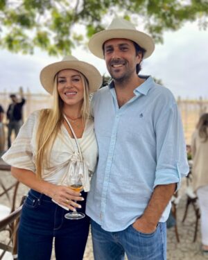 Marcela Ruete Instagram - Adivinen cuantos años cumplimos hoy de amarrados? 20!!!!!!!!!!!!!!! Es una locura. Hace veinte años nos amarramos por primera vez. Y miren donde estamos hoy. Viviendo en Ecuador, con 3 hijos. El tiempo vuela definitivamente. La clave está en disfrutar cada día juntos. ❤️❤️❤️❤️