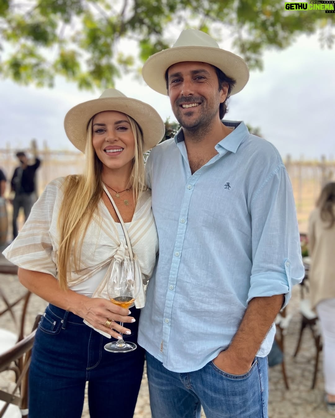 Marcela Ruete - 6.6K Likes - Adivinen cuantos aƱos cumplimos hoy de amarrados? 20!!!!!!!!!!!!!!! Es una locura. Hace veinte aƱos nos amarramos por primera vez. Y miren donde estamos hoy. Viviendo en Ecuador, con 3 hijos. El tiempo vuela definitivamente. La clave estĆ” en disfrutar cada dĆa juntos. ā¤ļøā¤ļøā¤ļøā¤ļø