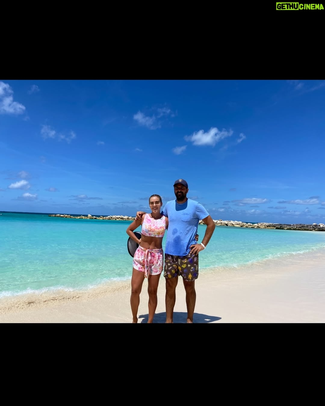 Marcela Ruete - 6.6K Likes - Adivinen cuantos aƱos cumplimos hoy de amarrados? 20!!!!!!!!!!!!!!! Es una locura. Hace veinte aƱos nos amarramos por primera vez. Y miren donde estamos hoy. Viviendo en Ecuador, con 3 hijos. El tiempo vuela definitivamente. La clave estĆ” en disfrutar cada dĆa juntos. ā¤ļøā¤ļøā¤ļøā¤ļø