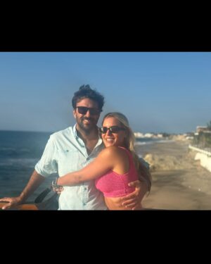 Marcela Ruete Instagram - Adivinen cuantos años cumplimos hoy de amarrados? 20!!!!!!!!!!!!!!! Es una locura. Hace veinte años nos amarramos por primera vez. Y miren donde estamos hoy. Viviendo en Ecuador, con 3 hijos. El tiempo vuela definitivamente. La clave está en disfrutar cada día juntos. ❤️❤️❤️❤️