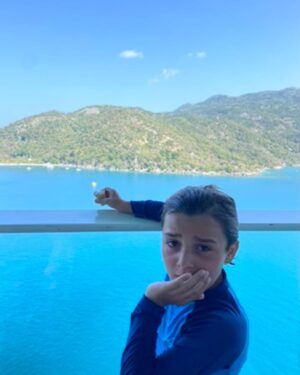 Marcela Ruete Instagram - Feliz cumpleaños al niño de mi vida. A mi rey precioso. El más divertido, sincero, ocurrido, y feliz!! Desde que naciste sorprendiste a todos. Después de haber tenido por cesárea a Cay, dos años después naciste parto natural, sin anestesia 🫣. Sanito y feliz. Como nos dijo el Dr cuando saliste “ este niño es un toro” jajajajjaj . Que siempre seas feliz, alegre, y agradecido. Te queremos