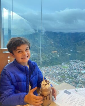 Marcela Ruete Instagram - Feliz cumpleaños al niño de mi vida. A mi rey precioso. El más divertido, sincero, ocurrido, y feliz!! Desde que naciste sorprendiste a todos. Después de haber tenido por cesárea a Cay, dos años después naciste parto natural, sin anestesia 🫣. Sanito y feliz. Como nos dijo el Dr cuando saliste “ este niño es un toro” jajajajjaj . Que siempre seas feliz, alegre, y agradecido. Te queremos