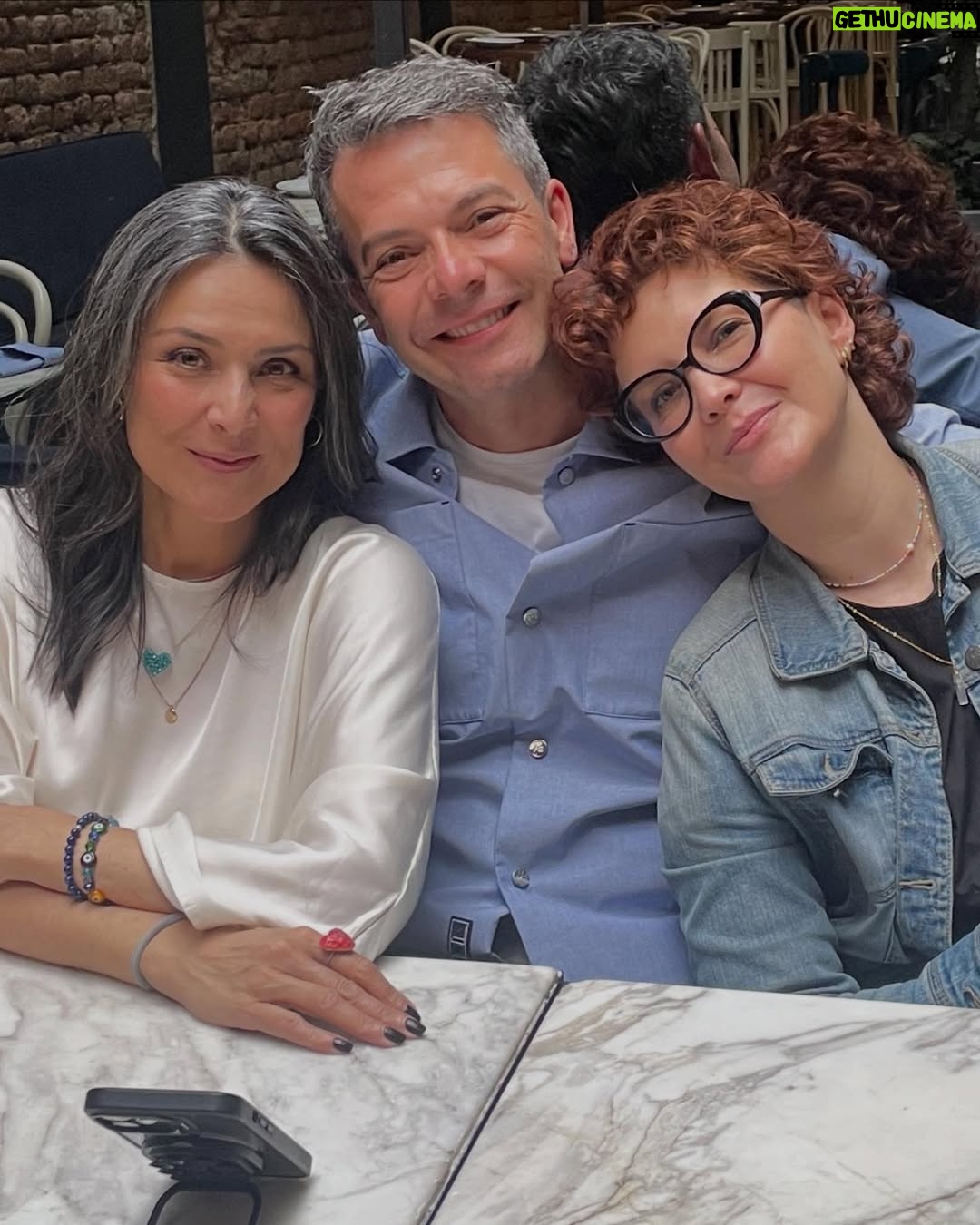Margarita Ortega - 2.9K Likes - Hay muchas cosas bonitas que llegan con el pasar de los años y sin duda, para casi todos, resulta infaltable en la cuenta de lo indispensable la cosecha de los amigos, que son como esos buenos vinos que se ponen mejor con el paso del tiempo y que resultan un toque inigualable de magia pura para el alma, la memoria, las carcajadas, las reflexiones y los abrazos de largo efecto. 🫀💫
Gracias a estos dos amores por ser tanto y por ser tantas historias en una misma vida. Los adoro. @corzosilvia @ivanlalindeg
Gracias a @emiliagracerestaurante por recibirnos con tanto cariño y con una comida absolutamente espectacular! 🍝