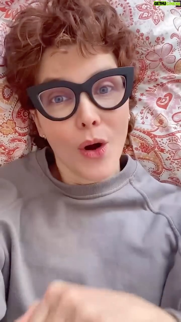 Margarita Ortega - 530 Likes - Iniciamos este 2025 recordando algunos de los mejores momentos de la primera temporada de Mujeres 50 con Margarita Ortega.
¿Y si la belleza no se tratara solo de mantener la juventud sino de disfrutar el proceso de envejecer? 💫
En esta ocasión tenemos un pequeño fragmento de la charla con la cosmetóloga – cosmiatria, Juliana Ortega, donde hablamos de belleza y tratamientos “pro-age” para las mujeres en la mediana edad. @autentik.julianaortega
#BellezaAuténtica #JuventudInterna #CosmetologíaConsciente #AceptaciónPlena #PoderFemenino #mujeres50masconmargaritaortega #margaritaortega #medianaedad #menopausia #belleza #autocuidado #autoaceptacion #bienestar