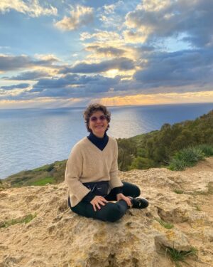 Margarita Ortega Instagram - Elijo disfrutar el presente. 
Elijo mi corazón llenito de memorias y reflexiones. 
Elijo sonreír, agradecer y sentir, incluso lo desagradable, con la naturalidad de la vida misma y la voz de mi alma. 
Elijo el proceso y caminar para hacerme más preguntas, para soñar siempre, para reconocer lo que soy. 
Elijo, elijo en mi verdad, como la revelación, finalmente, de la libertad. 

#diciembre #2024 #malta #mediterraneo