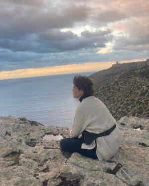 Margarita Ortega Instagram - Elijo disfrutar el presente. 
Elijo mi corazón llenito de memorias y reflexiones. 
Elijo sonreír, agradecer y sentir, incluso lo desagradable, con la naturalidad de la vida misma y la voz de mi alma. 
Elijo el proceso y caminar para hacerme más preguntas, para soñar siempre, para reconocer lo que soy. 
Elijo, elijo en mi verdad, como la revelación, finalmente, de la libertad. 

#diciembre #2024 #malta #mediterraneo
