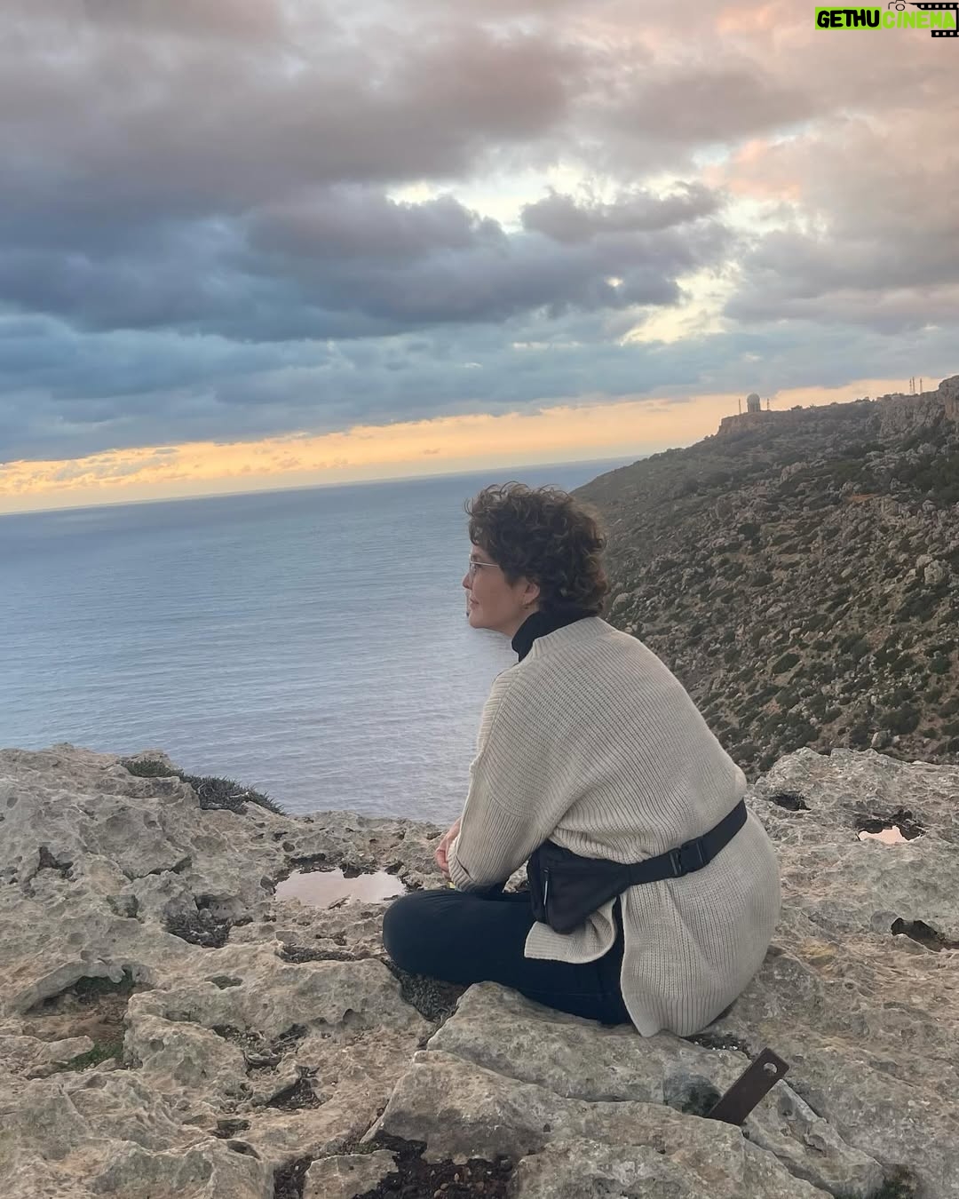 Margarita Ortega - 3.8K Likes - Elijo disfrutar el presente.
Elijo mi corazón llenito de memorias y reflexiones.
Elijo sonreír, agradecer y sentir, incluso lo desagradable, con la naturalidad de la vida misma y la voz de mi alma.
Elijo el proceso y caminar para hacerme más preguntas, para soñar siempre, para reconocer lo que soy.
Elijo, elijo en mi verdad, como la revelación, finalmente, de la libertad.
#diciembre #2024 #malta #mediterraneo