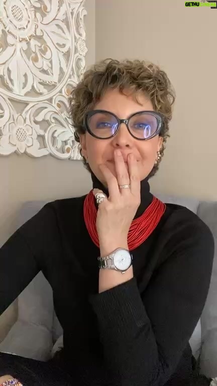 Margarita Ortega - 1.6K Likes - Hoy pasó de todo en este directo. ¿ Por qué? Jum!! Habrá que preguntarle al universo. No pude conectarme con nuestra invitada pero les dejo por aquí una vivencia y una reflexión sobre lo que para mí significa haber y estar pasando por el bien o mal llamado Nido vacío. Re inicio el live y en el siguiente vídeo le doy cierre a nuestra charla. Besosss. Se les quiere!