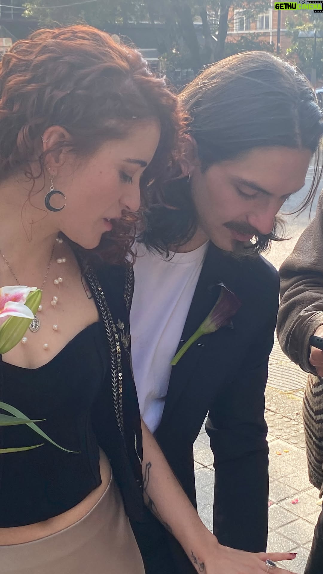 Margarita Ortega - 1.6K Likes - Este es un homenaje al amor que ustedes, Camila y Emiliano, con su enorme valentía y convicción decidieron construir para demostrarnos, a todos, que la virtud de la realidad es que siempre supera la ficción. 💍
Qué viva esta historia de tanto tiempo, que viva la magia del destino subida en la embarcación con la que hoy deciden atravesar "este océano"
Los amamos y estamos orgullosos de ustedes. 🩷#emilianoycamila
Feliz nueva vida, feliz amor,
Feliz camino vida de mi vida, orgullo de mi alma, #hijo mío @oiga_granada
Gracias @kmi.kc #camilacadavid por tu enorme corazón y templanza.
¡Los chicos se nos crecieron y se nos casaron!
#mamaorgullosa #married #emiycami #felicidad #familia #compromiso #amor
