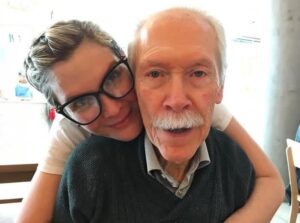 Margarita Ortega Instagram - Despedir a los amigos es quizás una de las cosas más difíciles que se aprenden en la adultez, en especial, cuando esos amigos son la vida misma, aquello en lo que se cree y por lo que se persiguen todas las utopías. 
Hasta siempre mi flaquito, gracias por haberme enseñado tu dulzura, tu bondad, tu integridad y el valor extraordinario de tu individualidad. 
Te quiero y te voy a querer siempre. 
Si alguien ha llegado al cielo, estoy segura de que ese eres tú  #juliomedina
Aplausos de pie para uno de los grandes: JULIO MEDINA el amigo, el artista y el ser humano invaluable. 

Te llevo en mí hasta el final del camino. 🖤