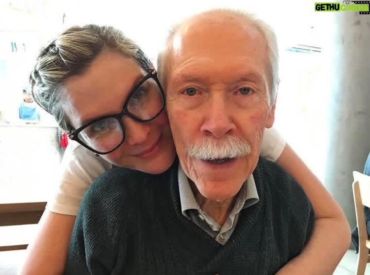 Margarita Ortega - 9.4K Likes - Despedir a los amigos es quizás una de las cosas más difíciles que se aprenden en la adultez, en especial, cuando esos amigos son la vida misma, aquello en lo que se cree y por lo que se persiguen todas las utopías.
Hasta siempre mi flaquito, gracias por haberme enseñado tu dulzura, tu bondad, tu integridad y el valor extraordinario de tu individualidad.
Te quiero y te voy a querer siempre.
Si alguien ha llegado al cielo, estoy segura de que ese eres tú #juliomedina
Aplausos de pie para uno de los grandes: JULIO MEDINA el amigo, el artista y el ser humano invaluable.
Te llevo en mí hasta el final del camino. 🖤