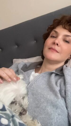 Margarita Ortega Instagram - Amorcito para mis amorcitos. #mate y #mona 
Miel para el corazón. 
#familiamultiespecie #gatos #perros