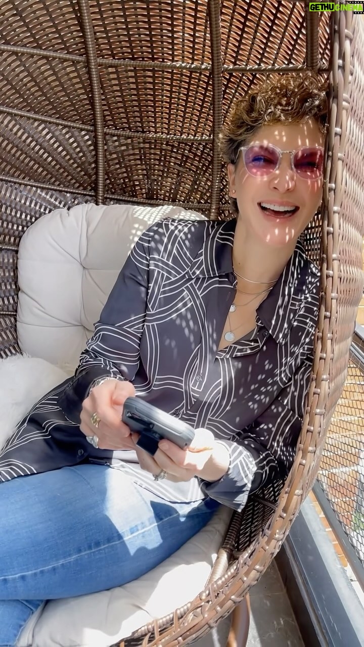 Margarita Ortega - 809 Likes - 💡 De borroso a claro! ¿Les ha pasado? ¡Porque yo lo viví en carne propia!
Hasta hace muy poco las letras pequeñas se me habían convertido en un reto imposible. Todo se volvió un jeroglífico y mi vida cotidiana se complicó:
📄 Leer documentos era un suplicio.
📱 Responder mensajes en el celular, una misión frustrante.
🛍 y ¿Qué tal leer las etiquetas en el supermercado? ¡Una aventura desalentadora!
Pero eso quedó en el pasado y les cuento como hice porque esta es mi nueva vida, literalmente hablando!
Ahora siempre uso mis lentes progresivos Varilux 👀 Veo TOOOODO lo que quiero y más, con una claridad que creía perdida.
Otra vez tengo independencia visual. ¡Uff! ¡Qué diferencia hace ver bien!
#Varilux #Essilorluxottica #publicidad