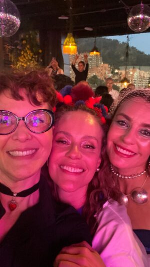 Margarita Ortega Instagram - Celebrando la vida de una mujer a la que respeto, admiro y quiero con todo el corazón @lacrispetica 
🩷Gracias Crispetica por permitirme ser parte de este cruce de caminos. #felizcumpleaños Kiki! 🎉
Besos mi Marce bella! 🫀@marcelamar07 

🎉🎉🎉🎉🎉