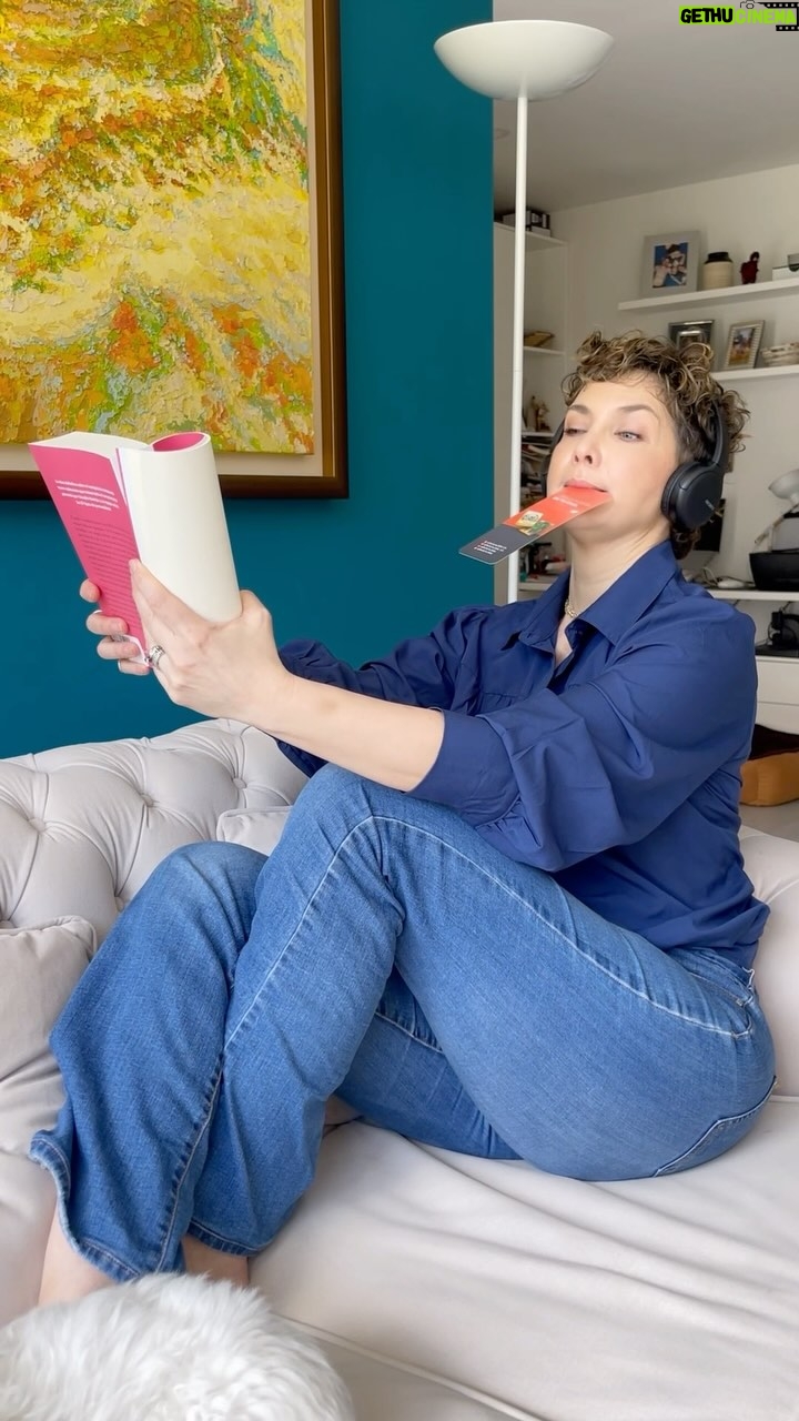 Margarita Ortega - 2.5K Likes - ¿Últimamente alejas algún texto para leerlo mejor? 📜👀
¡Bienvenido a la presbicia! Esa etapa donde tu brazo se convierte en extensión del zoom.
Pero, calma! Solo necesitas unos lentes para volver a ver de cerca sin hacer acrobacias.
#Varilux #Essilorluxottica #publicidad